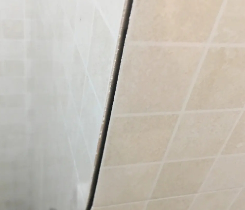 张掖瓷砖空鼓维修公司分享阳台瓷砖脱落的修复过程可以分为以下几个步骤