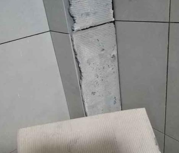 张掖瓷砖空鼓维修公司分享下厨房瓷砖脱落的补救措施。